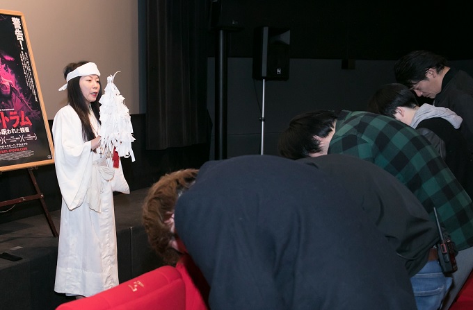 【閲覧注意】観たら死ぬ、映画『アントラム』除霊式でまさかの除霊失敗! 霊能者が突然奇声を上げ… 一部始終を収めた恐怖映像!!の画像5