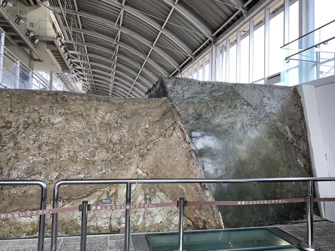 地震の凄まじさと脅威を取材！ 阪神大震災が起きた時のママ残した恐怖の断層、311体験施設も…村田らむが北淡震災記念