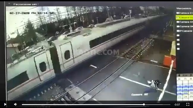 【閲覧注意】ただの電車ではない、高速鉄道にはねられた人間はこうなる! 踏切侵入男が一瞬で粉々になる決定的瞬間=露の画像4