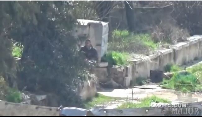 【閲覧注意】立小便していた兵士が狙撃される決定的瞬間! 一瞬でも気を抜けば死ぬ、泥沼内戦の過酷な現実=シリアの画像1