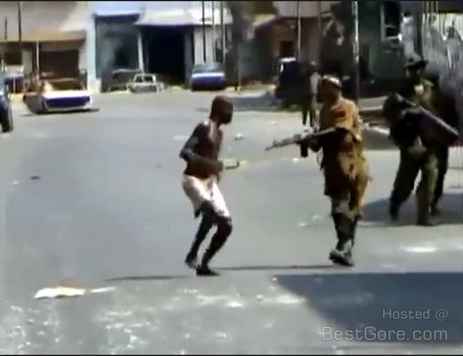 【閲覧注意】頭が弾け飛び… 非武装の男が蜂の巣にされる決定的瞬間! 虐殺が繰り返されるアフリカの現実の画像1