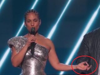 【衝撃】アリシア・キーズが“イルミナティサイン” をグラミー賞で連発！ 悪魔の数字「666」が放送波に… 一体なぜ!?