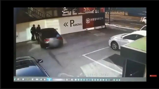 【閲覧注意】ベンツ納車3秒後に起きた事故がヤバすぎる! 販売員が「あっ」と思った瞬間… 殺意しか感じないレベル=韓国の画像1