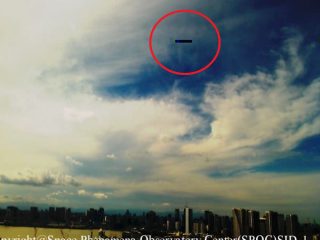 【衝撃】東京上空に漆黒の直方体「モノリス型UFO」出現！ 高速で震えながら発光、空間に歪みも…  戦慄の解析結果！