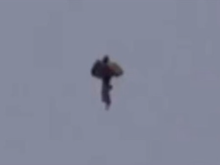 空を歩く人間か、モスマンか ー 背中に翼の生えたUMAが米アリゾナ上空に出現