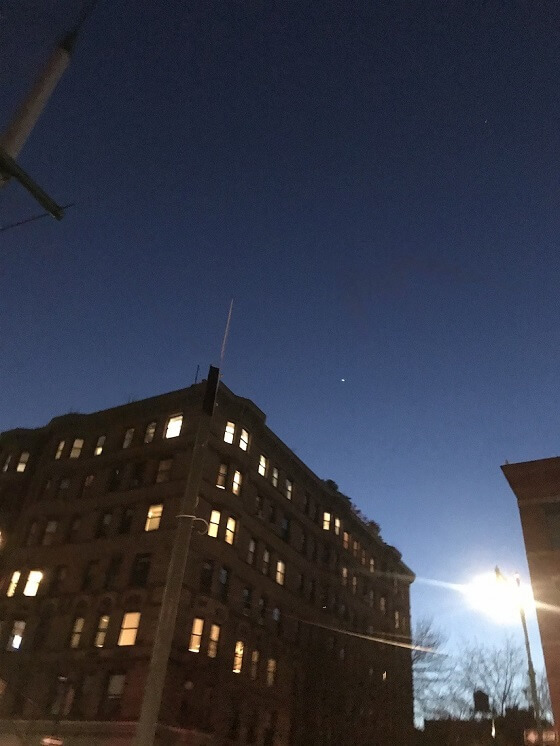 【衝撃映像】ロックダウン中のNYに「ストーキングUFO」出現! 社会的距離の監視か、追いかけられた女性は恐怖のあまり…!!の画像2