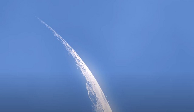 【衝撃映像】月の周りを浮遊する3機の超巨大UFO出現! エイリアン文明が地球を監視か、全世界で議論沸騰!の画像2