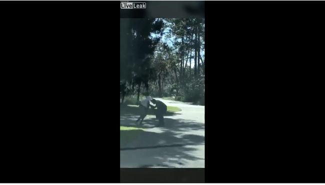 【閲覧注意】ただジョギングしていた黒人が元警官の白人に射殺される決定的瞬間! 背景に人種差別か、全米で大激論に発展中!の画像1