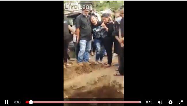 【閲覧注意】棺の中の死体が明らかに動いた決定的瞬間! 蘇りか、悪霊の仕業か… 葬儀中の恐怖=インドネシアの画像2