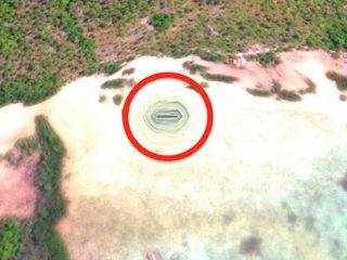 グーグルアースで地下UFO基地の出入口が発見される！ 46mの異様な穴… 識者分析「レプティリアンの星間船専用」