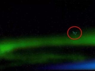 オーロラの中に巨大UFOが出現！  NASA公式写真で発覚…有識者 「地球のサンプルを採取している」