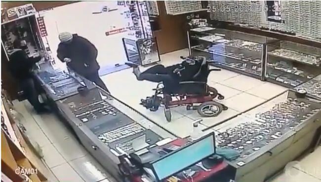 【閲覧注意】世界一奇妙な強盗が宝石店を襲撃！ 車椅子の若者が… 弱者を犯罪に駆り立てるブラジルの闇の画像1