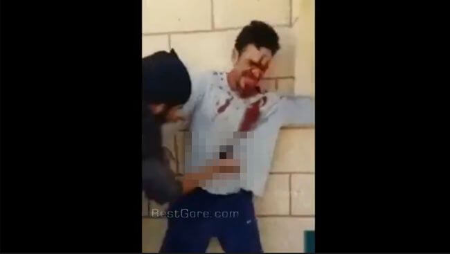 【閲覧注意】イスラム過激派によるメッタ刺し処刑映像が流出! ナイフで腹をグリグリかき回し… 神の名を汚す残虐行為!の画像1