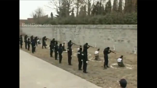 【閲覧注意】中国で犯罪者8人が銃殺刑に処される映像流出! 諦める女、笑う警官、響く銃声… 闇の処刑記録が壮絶!の画像1