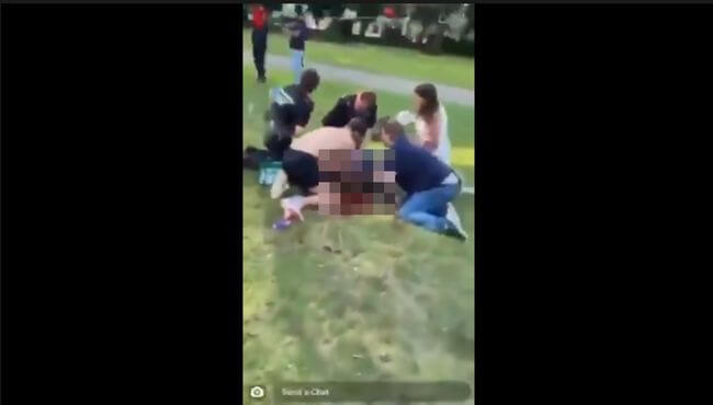 【閲覧注意】6人が死傷した英テロ現場の映像流出! 刃物男が刺しまくり… 鮮血に染まった公園がヤバすぎる!の画像1
