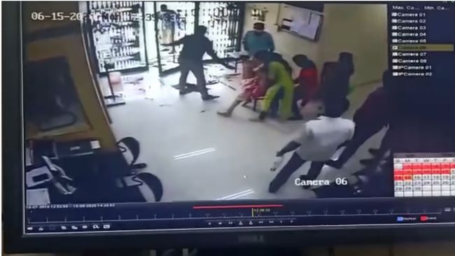 【閲覧注意】ガラス扉に気づかず思いっきり突進して死んだ女! 割れた破片が腹に刺さり、大量の血が床を赤く染め…=印の画像4