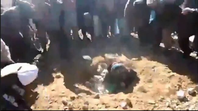 【閲覧注意】タリバンによる「石打ち刑」の残酷すぎる映像流出! 響く悲鳴… 神を讃えながら女性の顔面に巨石を投げる!=アフガンの画像1