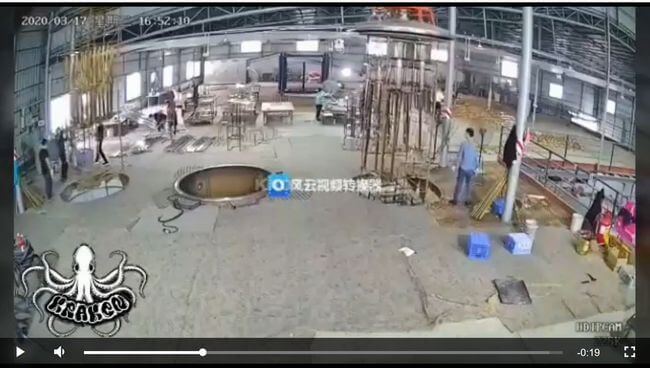 【閲覧注意】工場のクレーン落下で頭がぺしゃんこになった男! 一瞬にして命を奪われる悲惨すぎる即死事故=中国の画像1