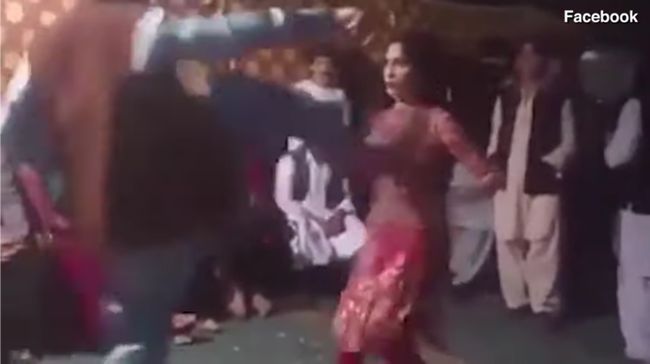 【閲覧注意】ダンス中の美女がオッパイを致死レベルで蹴り飛ばされる衝撃映像！ 女性差別が原因＝パキスタンの画像1