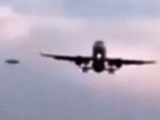 【今年No.1UFO動画】イギリスの空港で「葉巻型UFO」が飛行機の脇を爆速で通過する瞬間が撮影される！