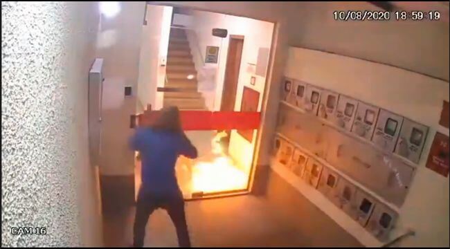 【閲覧注意】焼身自殺で自分に火をつける → 速攻で後悔する女の姿がヤバすぎる! 同性カップルの痴話喧嘩で…!の画像1