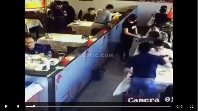 【閲覧注意】レストランで心臓を一突き、噴き出す鮮血…!! 背景に学歴コンプか、友人を瞬殺する激ヤバ殺人事件の決定的瞬間!=中国の画像2