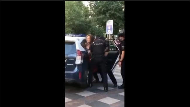 【閲覧注意】諸外国でマスクを着けない奴は地獄を見る! 警官に殴られ即連行… 世界は変わった、着用拒否は犯罪だ!の画像1