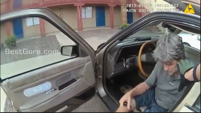 【閲覧注意】怯えた障害者を警官が壮絶殴打!! スタンガンでぶん殴り… 鬼畜すぎる警察の暴力が次々流出=米の画像2