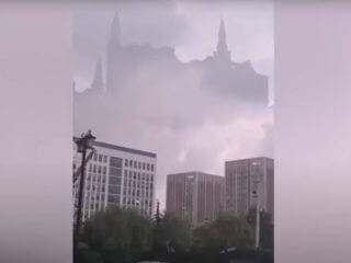 【衝撃映像】中国上空に“謎の天空都市“が突如出現して大ニュースに！ ついに「ブルービーム計画」発動か… 魔術的事態に市民騒然！