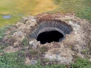 深さ50mの「謎の巨大穴」がロシアに出現！ UFOか、極秘核実験か…地下大爆発の真相は？