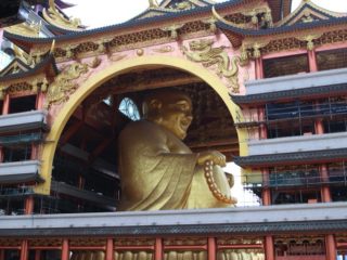 「ブッダというよりブタ」な巨大仏像から邪悪なオーラが…！ 中国の激レア＆キモすぎる観光スポット「雲天文化城」に村田らむが潜入！