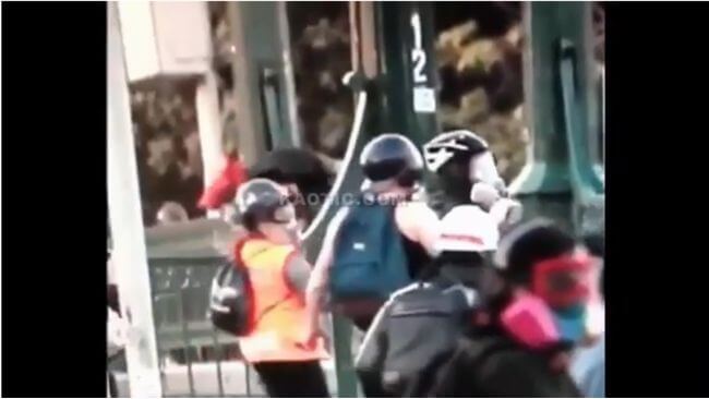 【閲覧注意】反政府デモ参加の高校生、警官に橋から突き落とされる!! 世界で相次ぐ権力側の横暴、大炎上中の激ヤバ映像=チリの画像2