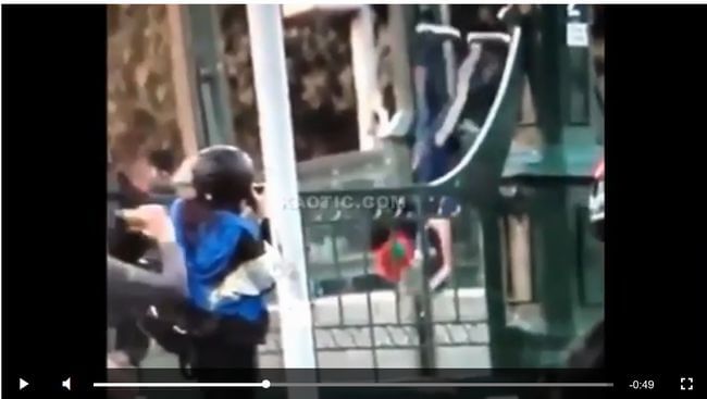 【閲覧注意】反政府デモ参加の高校生、警官に橋から突き落とされる!! 世界で相次ぐ権力側の横暴、大炎上中の激ヤバ映像=チリの画像3