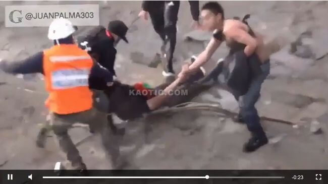 【閲覧注意】反政府デモ参加の高校生、警官に橋から突き落とされる!! 世界で相次ぐ権力側の横暴、大炎上中の激ヤバ映像=チリの画像4