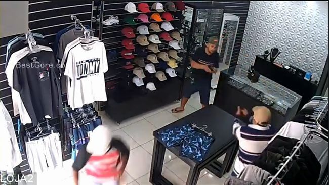 【閲覧注意】強盗3人を返り討ち、一瞬で皆殺しにする店主が強すぎる!! 転がる死体、血塗られた店内… ブラジルでは強盗も命懸けの画像1