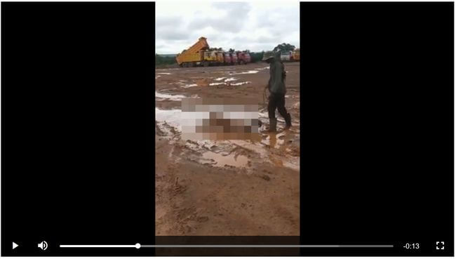 【閲覧注意】中国人上司による黒人労働者の扱い方が鬼畜すぎる! 泥の中で容赦なく鞭打ち… アフリカ諸国の過酷な労働現場の真実の画像1