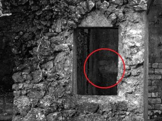 古びた墓地で超絶“イケメン幽霊”が激撮される!! 一度見たら頭から離れないライアン・ゴズリング顔の心霊写真！＝英