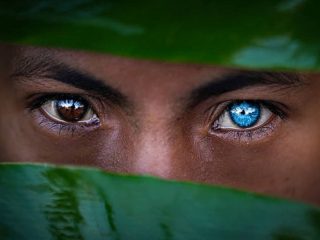 “輝く青い目”を持つインドネシア「ブトン族」の人々が神秘的すぎる！ 一度見たら忘れられない「ワールデンブルグ症候群」の真実！