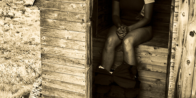 オシッコをする女性の姿を穴から見つめる尿ワニたち！ 東北の村で行われた共同便所の排泄覗きプレイとは!?の画像2