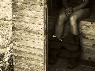 オシッコをする女性の姿を穴から見つめる“尿ワニ”たち！ 東北の村で行われた共同便所の“排泄覗き”プレイとは!?