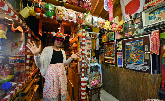 「死ね、街から出ていけ」中傷にもコロナ禍にも負けず! 千葉の珍スポ「まやかし展覧会」がカオスで最高すぎる… 館主に直撃取材!の画像2