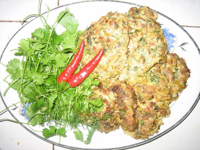 ベトナムのゲテモノ料理チャールイが視覚的に強烈すぎてヤバすぎる!! 大量のゴカイをオムレツにの画像1