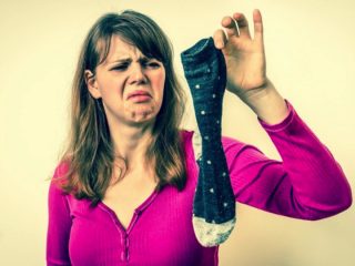 「足が臭い芸能人」3人を業界人が大暴露！Aランクの臭さ、大物女優の足も…