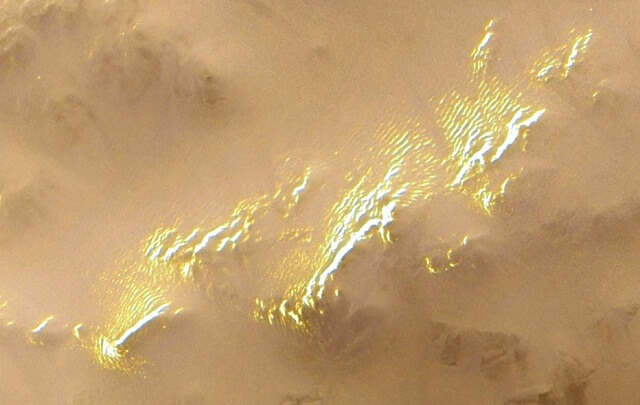 【朗報】火星で巨大金山が発見される! 一攫千金を求めて火星に向かう人類続出、宇宙ゴールドラッシュ時代到来へ!の画像1