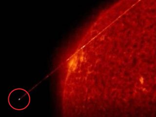 「太陽からエネルギー補給するUFO」を観測衛星SOHOが激撮！ 地球の25倍サイズの超巨大母艦か、太陽空洞説に進展も!?