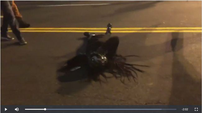 【閲覧注意】黒人女性が白人男らに徹底的にボコられる衝撃映像! プラウド・ボーイズとBLMは戦争状態、米大混乱!の画像1