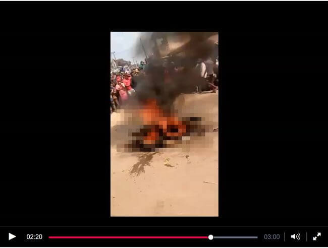 【閲覧注意】全裸にされ殴打、火をつけられて燃焼… 誘拐容疑の女2人が暴徒に惨殺される光景がヤバすぎる!!＝ナイジェリアの画像1