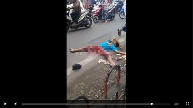 【閲覧注意】身体が股から裂けた女性の姿に戦慄!! 肉・骨・内臓が全露出、絶望しか感じないバイク事故の現実＝インドネシアの画像1