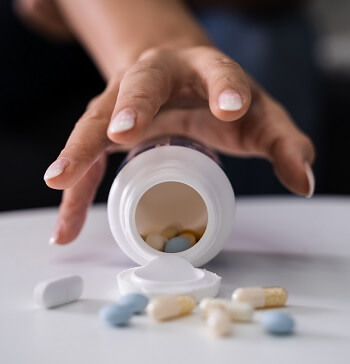 睡眠薬をラムネ菓子のようにボリボリ 高学歴女性ほどハマる 薬物 の闇 依存する人々 現代ニッポンに潜む罠 ダイヤモンド オンライン