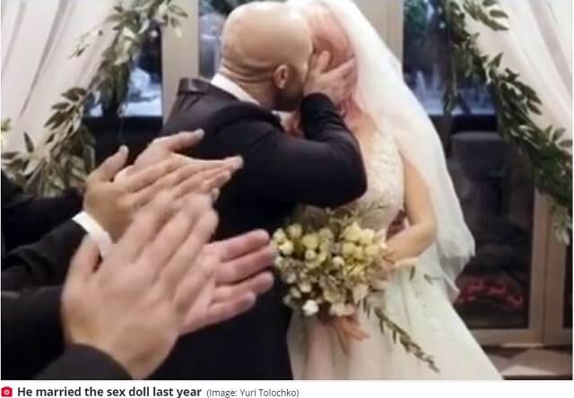 セックスドールと結婚したボディビルダーが謎のオブジェクトと不倫! 「舐め回し、下腹部に乗せ…」濃厚接触すぎる浮気現場!!の画像1